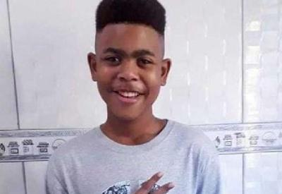 Estado é condenado a indenizar família de adolescente morto em casa no RJ