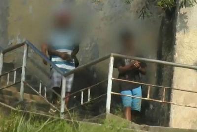 Adolescentes ostentam armamento em morro da zona norte do Rio