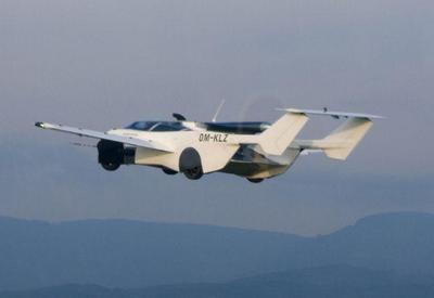 Carro voador completa teste de voo entre duas cidades na Eslováquia