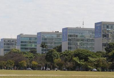 Bolsonaro sanciona lei que retira R$ 600 mi de verbas para ciência