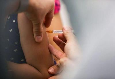 EUA pedem suspensão da vacina Johnson & Johnson após casos de coágulos