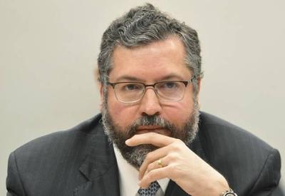 Prefeitos pedem saída do ministro Ernesto Araújo