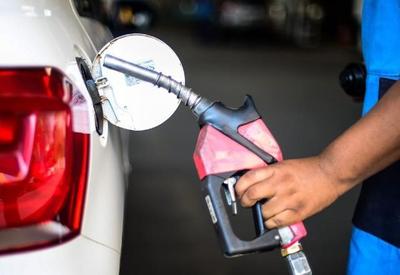 Preço médio da gasolina comum subiu 46% em 2021, diz ANP