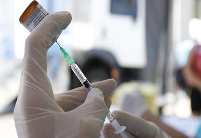 Covid-19: vacina reduz taxa de infecções sintomáticas em 94%, diz estudo