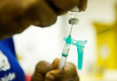 Assinatura de autorização ao se vacinar será pauta no Congresso