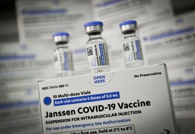 Brasil recebe novos lotes de vacinas contra a covid-19; confira