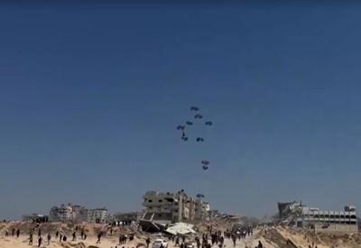 Ajuda humanitária é lançada de paraquedas na Faixa de Gaza 