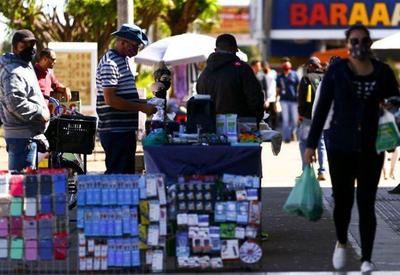 Menor inflação e melhor oferta de emprego ampliam intenção de consumo no país