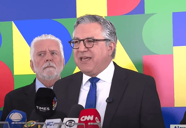 Imagem da notícia: Ministro do PT defende manter Alckmin como candidato a vice na chapa de Lula