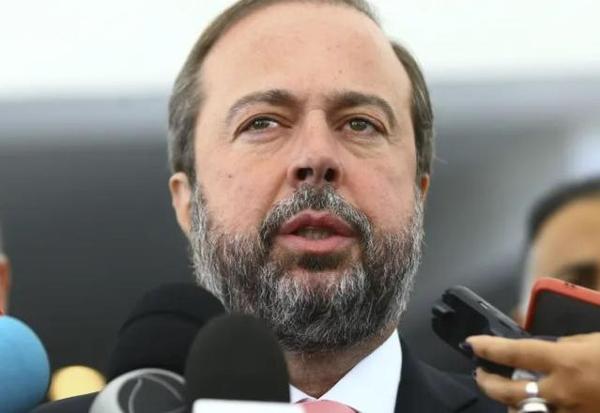 Imagem da notícia: Silveira diz a Lula que não será candidato e deve ficar no governo até dezembro