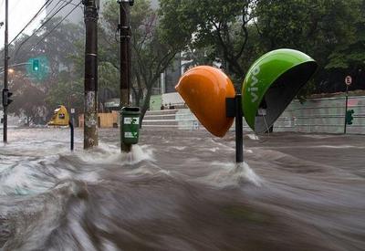 Chuva deixa carros submersos e causa alagamentos em São Paulo