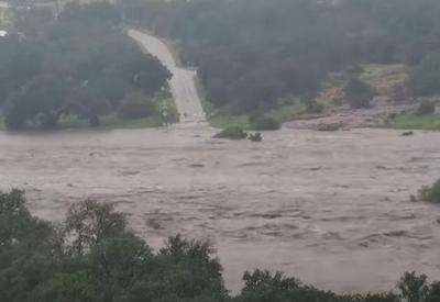 Vídeo acelerado mostra cheia de rio no Texas; mais de 80 pessoas morreram no estado