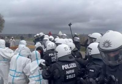 Polícia começa a retirar ativistas de vila alemã condenada por mina de carvão