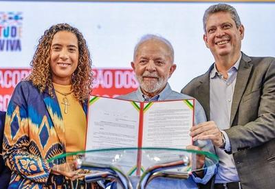 Lula volta a cobrar ministros por comunicação e alfineta imprensa "gloriosa e democrática"