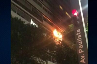 Apartamento pega fogo e assusta moradores de bairro de São Paulo