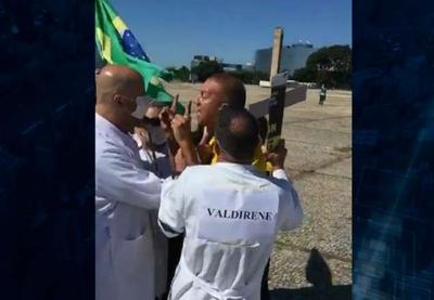 Apoiadores de Bolsonaro hostilizam profissionais da saúde durante manifestação