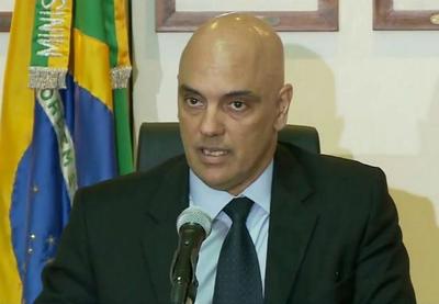 Após duras críticas, ministro Alexandre de Moraes suspende censura a sites