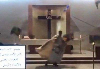 Após explosão, padre abandona missa no Líbano; veja vídeo