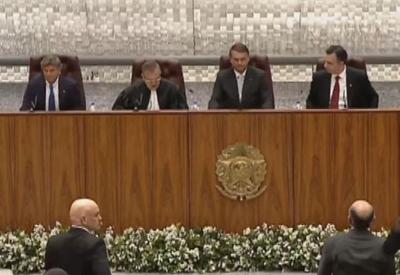 Bolsonaro e Moraes se encontram em posse no STJ após operação; Aras falta