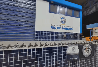 Mulher é presa com 30 armas de fogo que iriam para o Complexo do Alemão