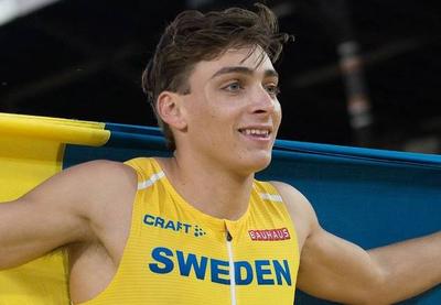 Armand Duplantis, de 20 anos, bate recorde mundial no salto em vara