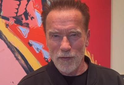 Arnold Schwarzenegger se envolve em grave acidente de carro