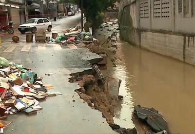 Asfalto cede em avenida onde ônibus foram engolidos por água em Petrópolis
