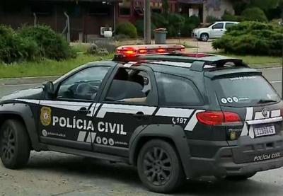 Assaltantes fazem 3 reféns e atropelam policiais durante fuga em Gramado
