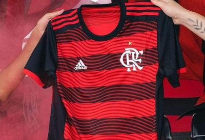 Criminosos usaram veículo para "rebocar" caminhão com camisas do Flamengo