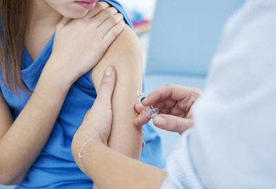 Vacinação de adolescentes começa após 1ª dose para adultos, diz Queiroga