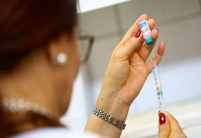 AstraZeneca anuncia testes clínicos em parceria com vacina da Rússia