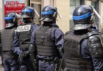 Policial é alvo de ataque com faca no sul da França