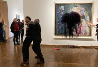 Manifestantes jogam tinta preta em pintura de Klimt em museu austríaco
