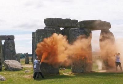 Ativistas climáticos jogam tinta laranja em pedras de Stonehenge, na Inglaterra