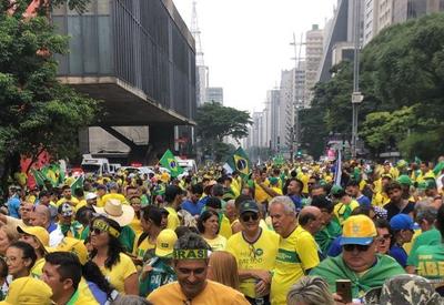 Manifestantes começam a chegar na Avenida Paulista para ato pró-Bolsonaro
