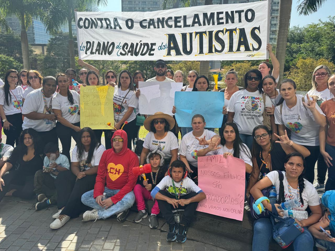 Familiares protestam contra o cancelamento do plano de saúde de autistas | Gudryan Neufert/SBT