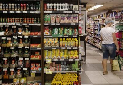 Auxílio emergencial: maioria usou benefício para comprar alimentos, diz pesquisa