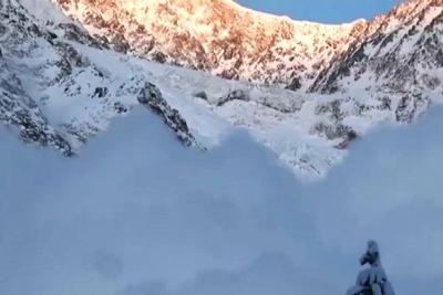 Avalanches impedem saída de 10 mil turistas dos Alpes Suíços