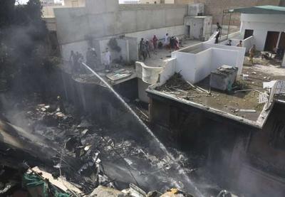 Avião com mais de 90 pessoas cai sobre casas no Paquistão