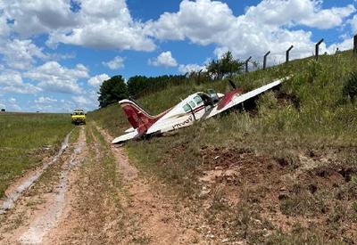 Avião bimotor faz pouso forçado após bater em barranco em Curitiba