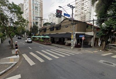 Mortes por metanol: polícia apreende bebidas alcoólicas em bar de bairro nobre de SP