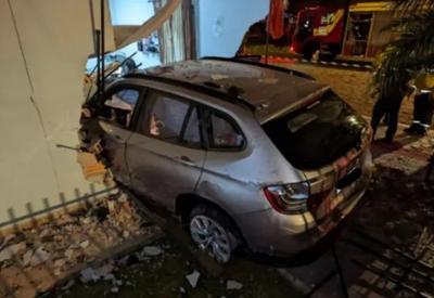 BMW desgovernada destrói casa em Santa Catarina; morador acordou com o barulho