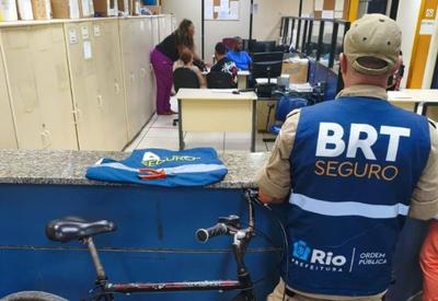 Ladrão de bicicletas e vândalo são presos em estação do BRT no Rio de Janeiro