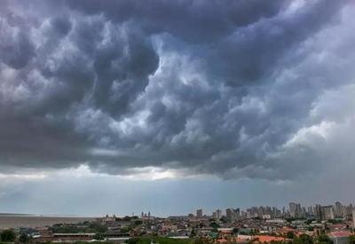 Temporal no extremo Norte; forte nevoeiro e sol em grande parte do país