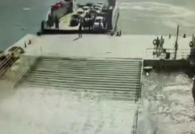 Vídeo: flutuante de balsa é engolido pelo mar no litoral paulista