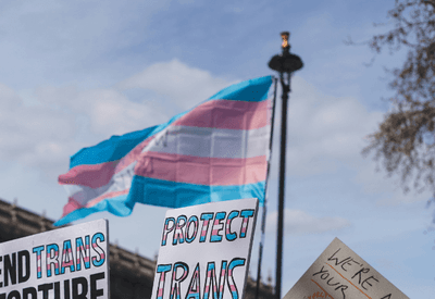 Justiça suspende resolução do CFM que restringia tratamento a adolescentes trans