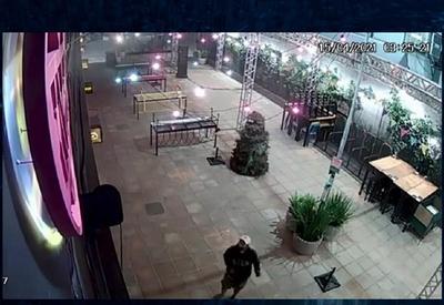 Ladrão dança para as câmeras de segurança antes de cometer furto