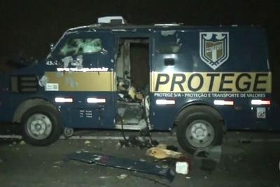 Bandidos explodem carro-forte e fogem com dinheiro na Grande SP