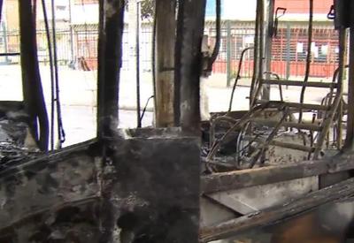Bandidos incendeiam ônibus durante tentativa de roubo a caixa eletrônico