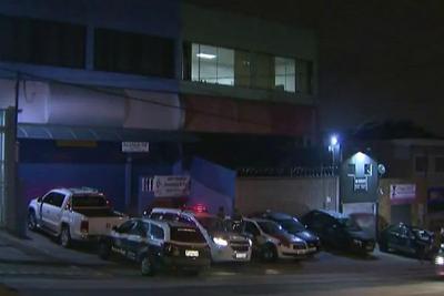 Bandidos invadem empresa de segurança e roubam 50 armas